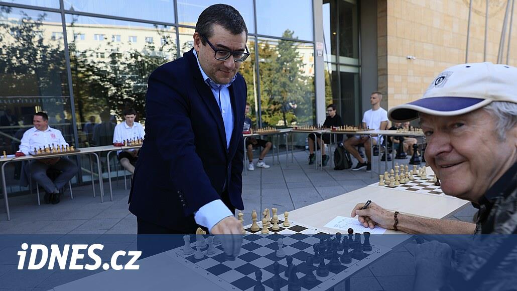 业余爱好者在布尔诺与国际象棋大师对弈，三人打成平局